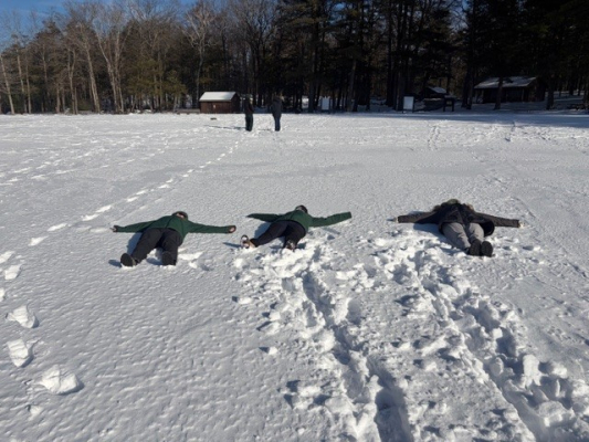 Personal de los parques estatales jugando en la nieve, Parque Estatal Burr Pond